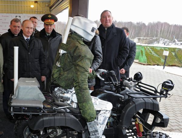 ربات روسی سوار بر موتور چهار چرخ و قادر به شکلیک با اسلحه