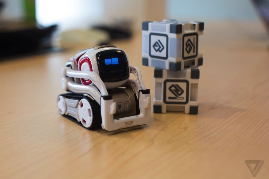 ربات Anki Cozmo به همراه SDK به کمک برنامه نویسان برای کد نویسی ربات دارای احساسات می آید