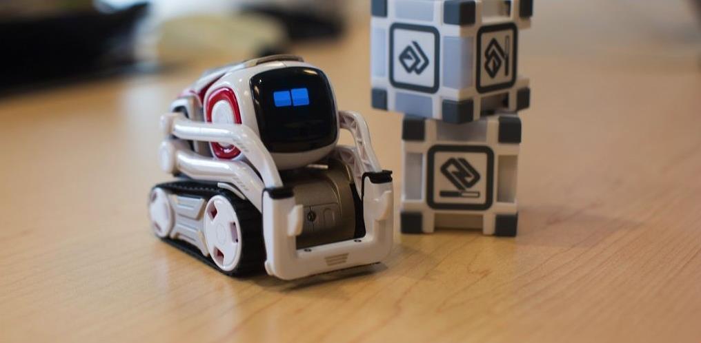 ربات Anki Cozmo به همراه SDK به کمک برنامه نویسان برای کد نویسی ربات دارای احساسات می آید