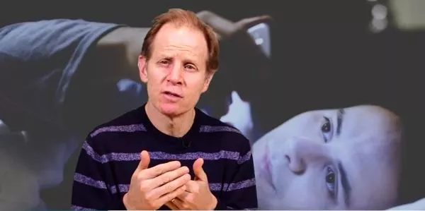 تأثیر خطرناک نگاه کردن به تلفن همراه قبل از خواب بر سلامتی