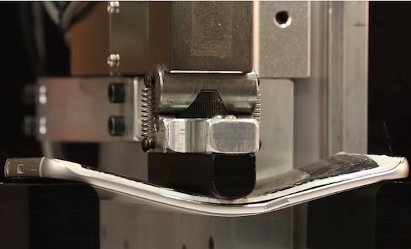 تست مقاومت بدنه ی آیفون های 6s و 6s plus و نوت 5 سامسونگ