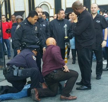 تماشا کنید: تنش در فروشگاه اپل نیویورک پس از ورود مرد شمشیر به دست