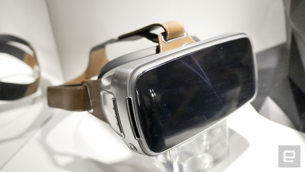 هدست واقعیت مجازی ایسوس در غرفه دمو محصولات شرکت