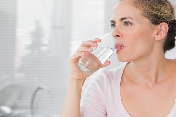 هفت مزیت شگفت انگیز نوشیدن آب گرم در اول صبح