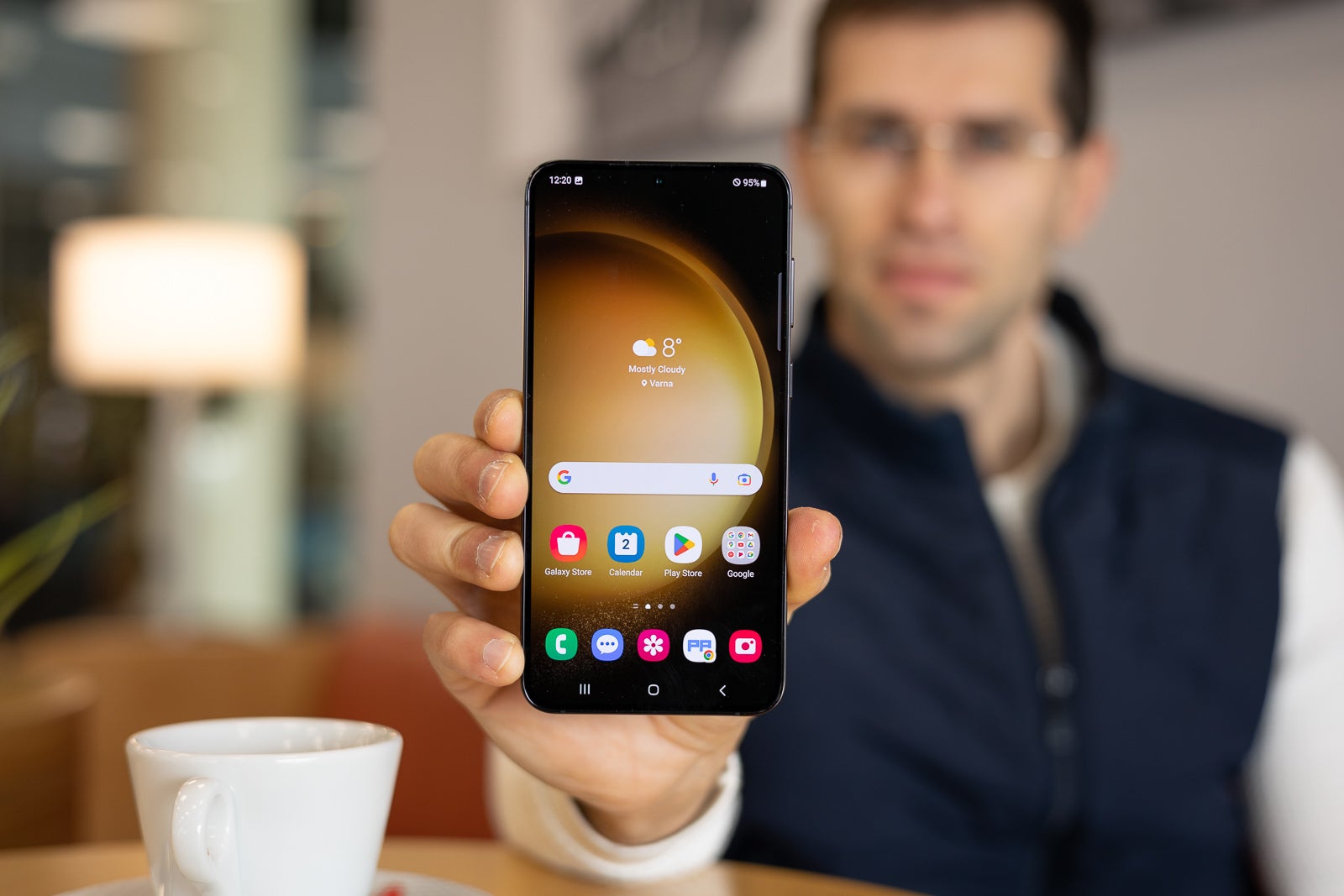 خاموش شدن گوشی هنگام شارژ: دلایل، راه حل‌ها و نکات به‌روز (1403)