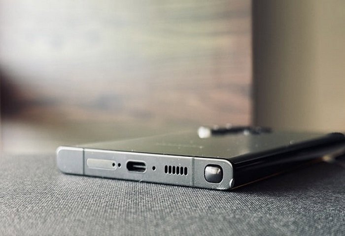 نمای نزدیک پورت USB-C در گوشی گلکسی