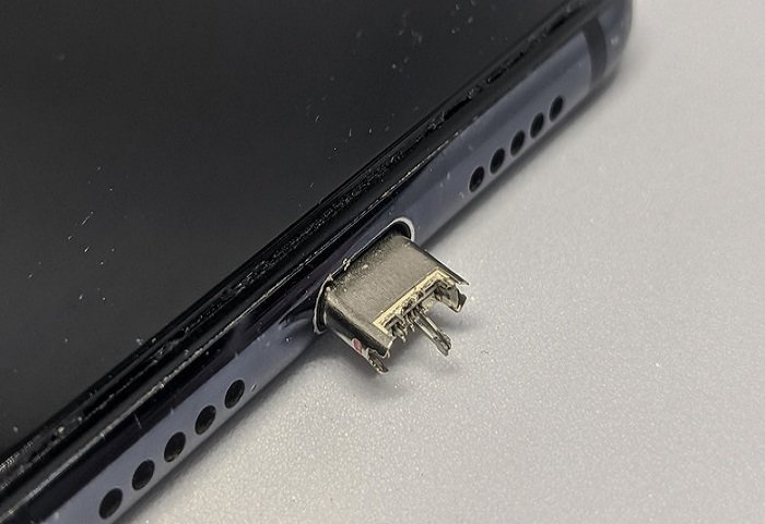 کانکتور USB جداشده از بدنه گوشی