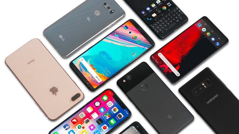 چند گوشی هوشمند مختلف روی هم، از نمای جلو و پشت دستگاه