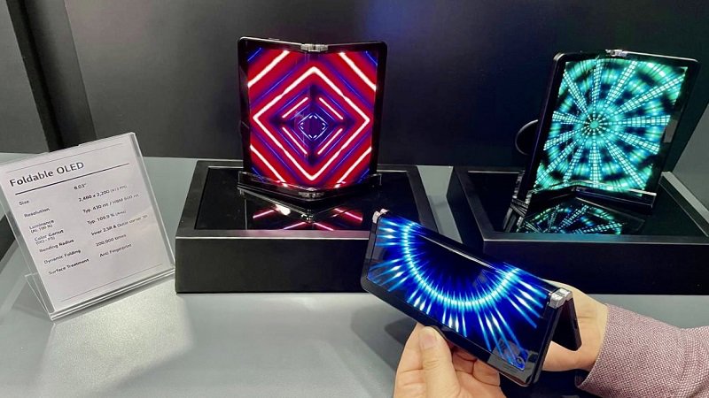 پنلهای OLED تاشو در حال نمایش روی میز یک نمایشگاه فناوری