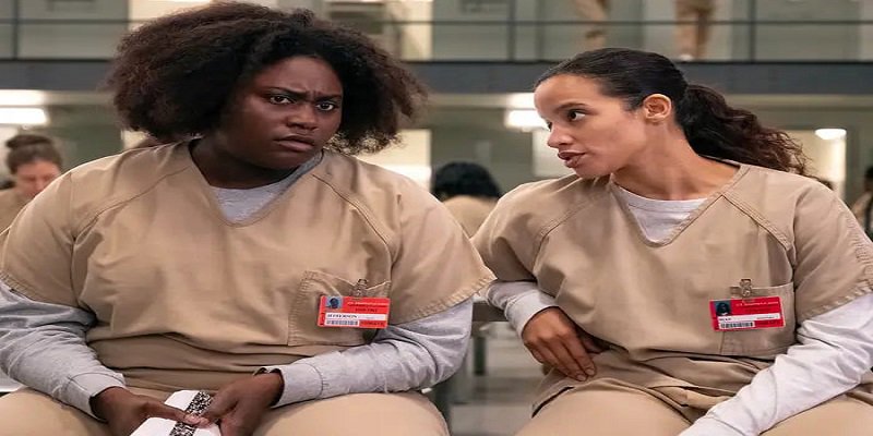 دو زن زندانی در لباس فرم زندان در سریال Orange is the New Black