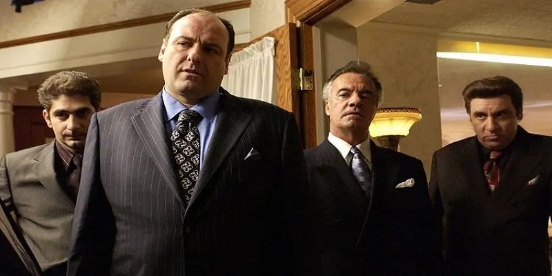 تونی سوپرانو و اعضای خانواده جنایتکار دی&zwnj;مئو در سریال The Sopranos