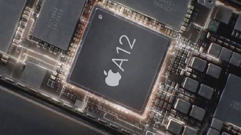 تراشه Apple A12 روی برد داخلی آیفون