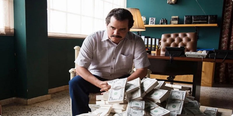 پابلو اسکوبار در حال شمردن بسته&zwnj;های دلار در سریال Narcos