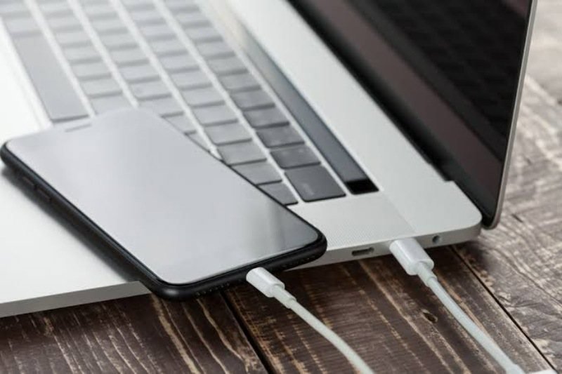 انتقال فایل با کابل USB و فلش&zwnj;درایو مخصوص آیفون