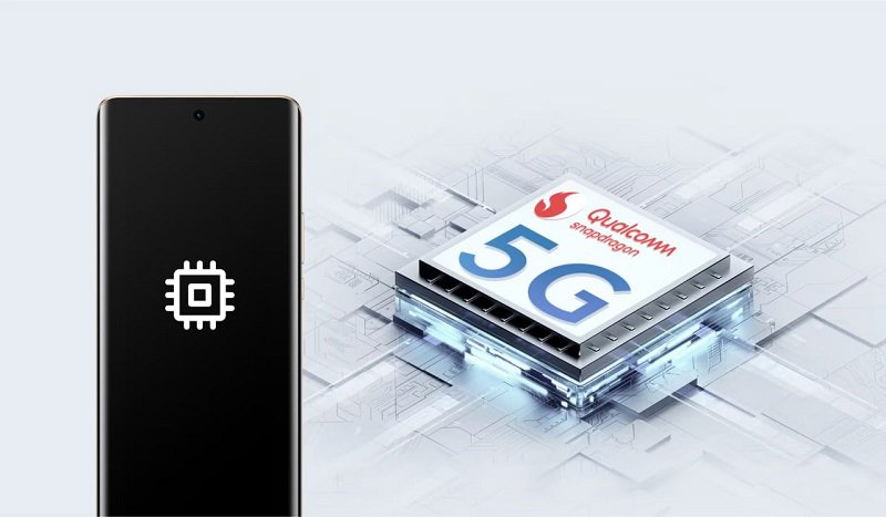 تراشه اسنپدراگون کوالکام با نشان 5G در کنار یک گوشی هوشمند