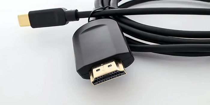 کابل HDMI که یک سر آن به مبدل گوشی و سر دیگر به تلویزیون وصل میشود