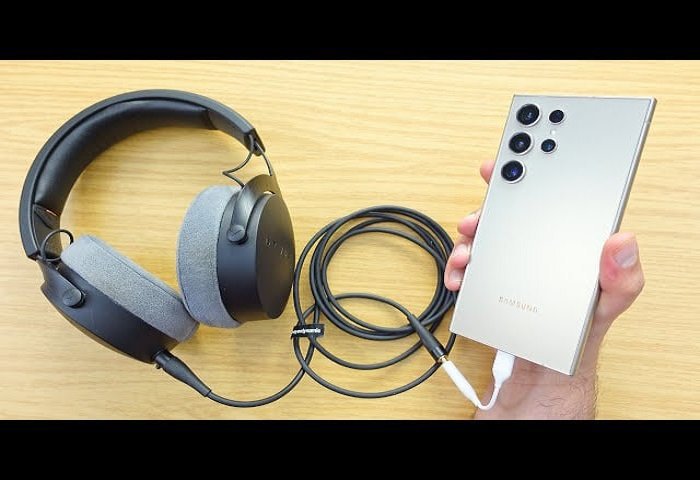 هدفون سیمی متصل به گوشی گلکسی با کابل USB-C