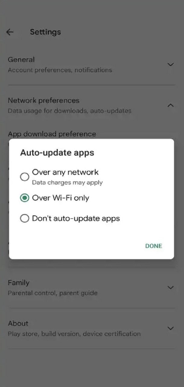 پنجره Auto-update apps در تنظیمات گوگل&zwnj;پلی با گزینه Over Wi-Fi only