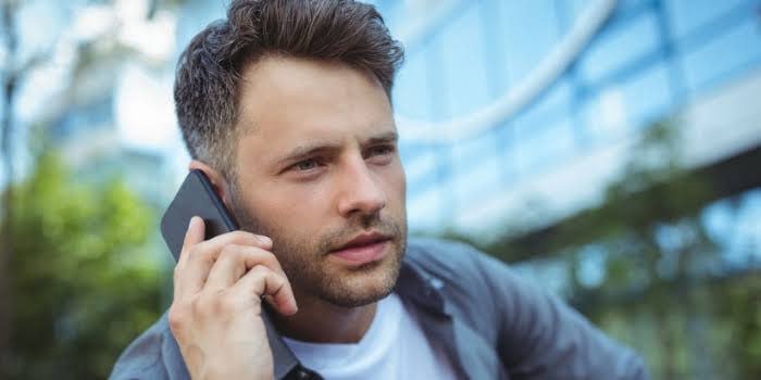 صحبت کردن با گوشی در تماس تلفنی