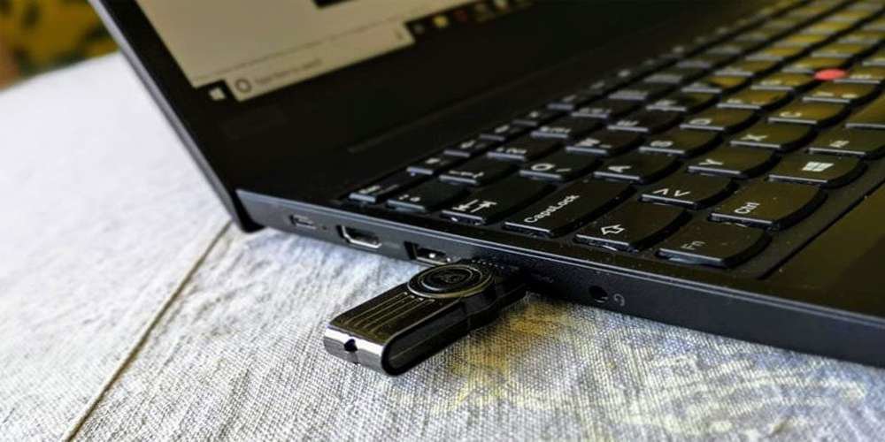 انتقال فایل از لپتاپ به تلویزیون با فلش USB انتقال فایل از لپتاپ به تلویزیون با فلش USB